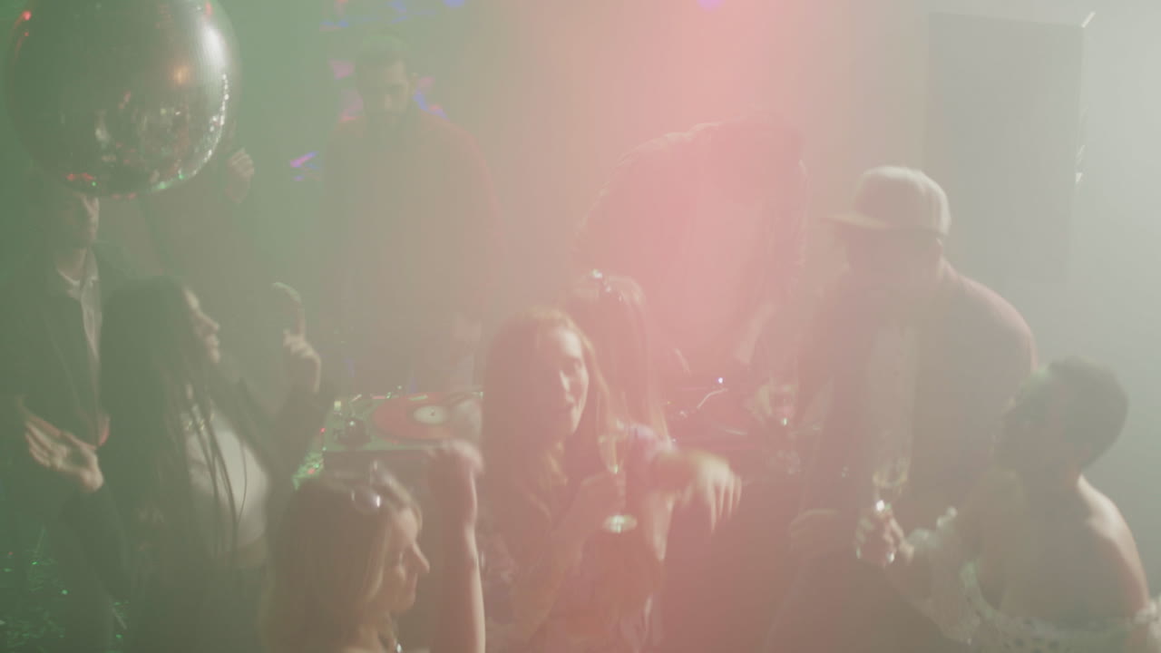 Persone che ballano in discoteca