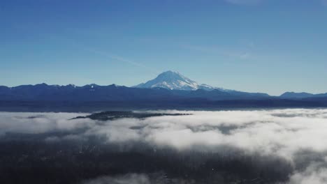 vista aérea del famoso monte rainier con nubes sobre bosque verde en el estado de washington, ee.uu.