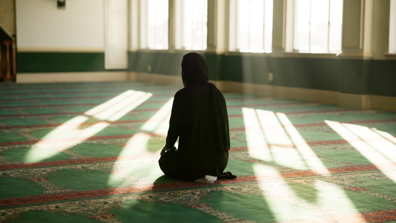 모스크 에서 기도 하는 무슬림 여자