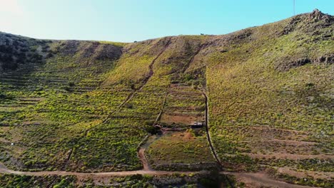 Winding-road-and-mountain-range-in-Lanzarote-island,-aerial-view