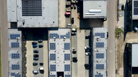 Top-Down-Antenne-Von-Sonnenkollektoren-Auf-Den-Dächern-Von-Industriehallen