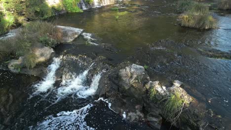 Agua-Dulce-Que-Fluye-A-Través-De-La-Cascada-Del-Río-Anllons-En-Verano-En-Ponteceso,-A-Coruña,-España