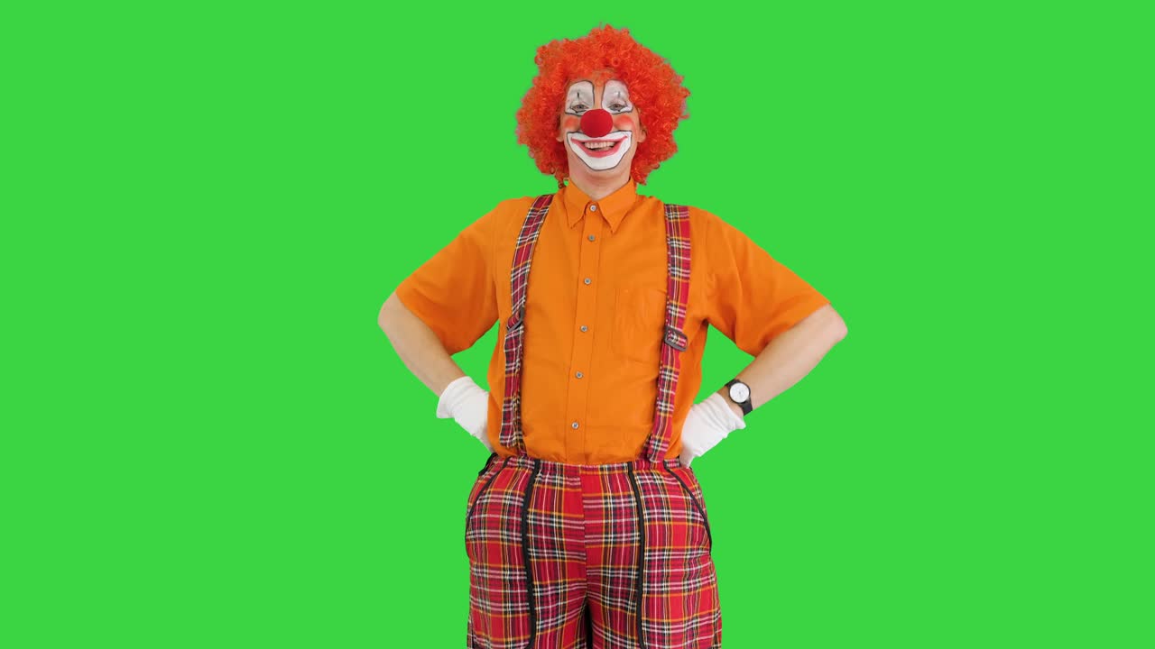 payaso masculino bostezando y haciendo algún ejercicio por la mañana en una pantalla verde, clave de croma