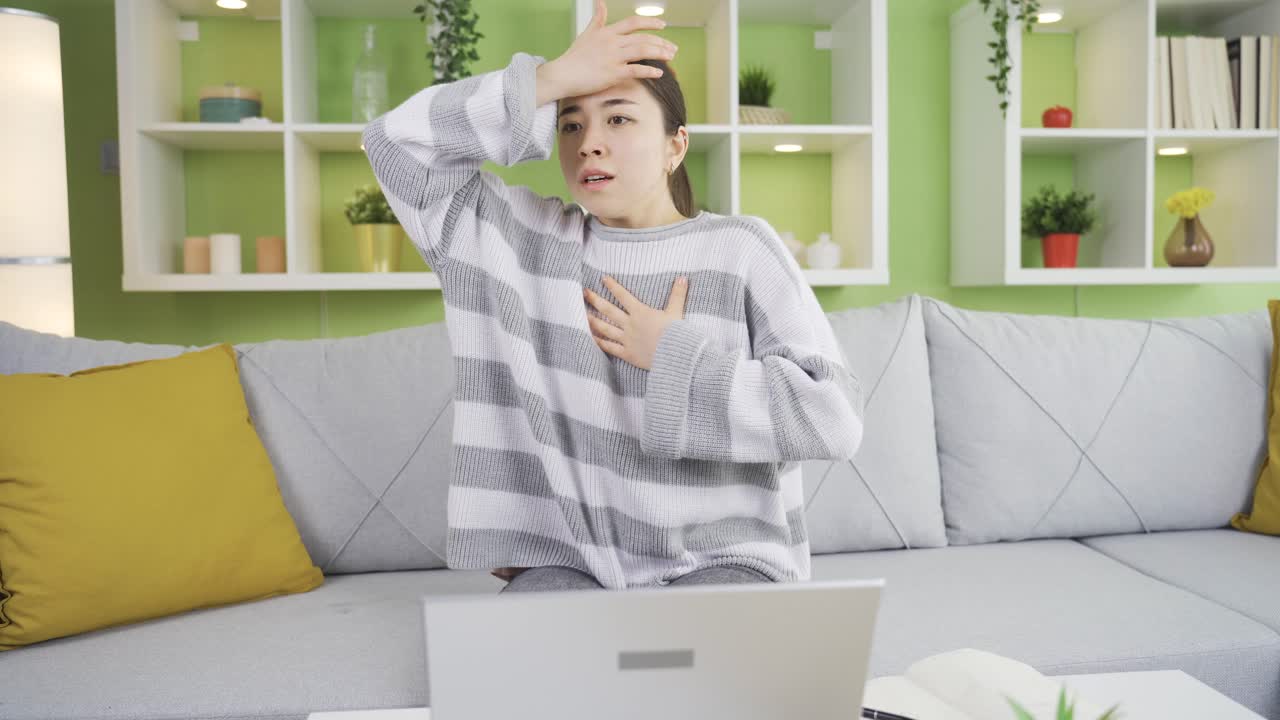 아시아 젊은 여성이 공황 발작을 일으켰습니다.