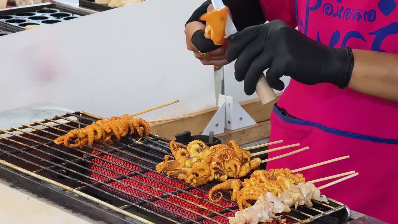 거리 음식 시장 에서 준비 되고 있는 그릴 된 문어 스피버
