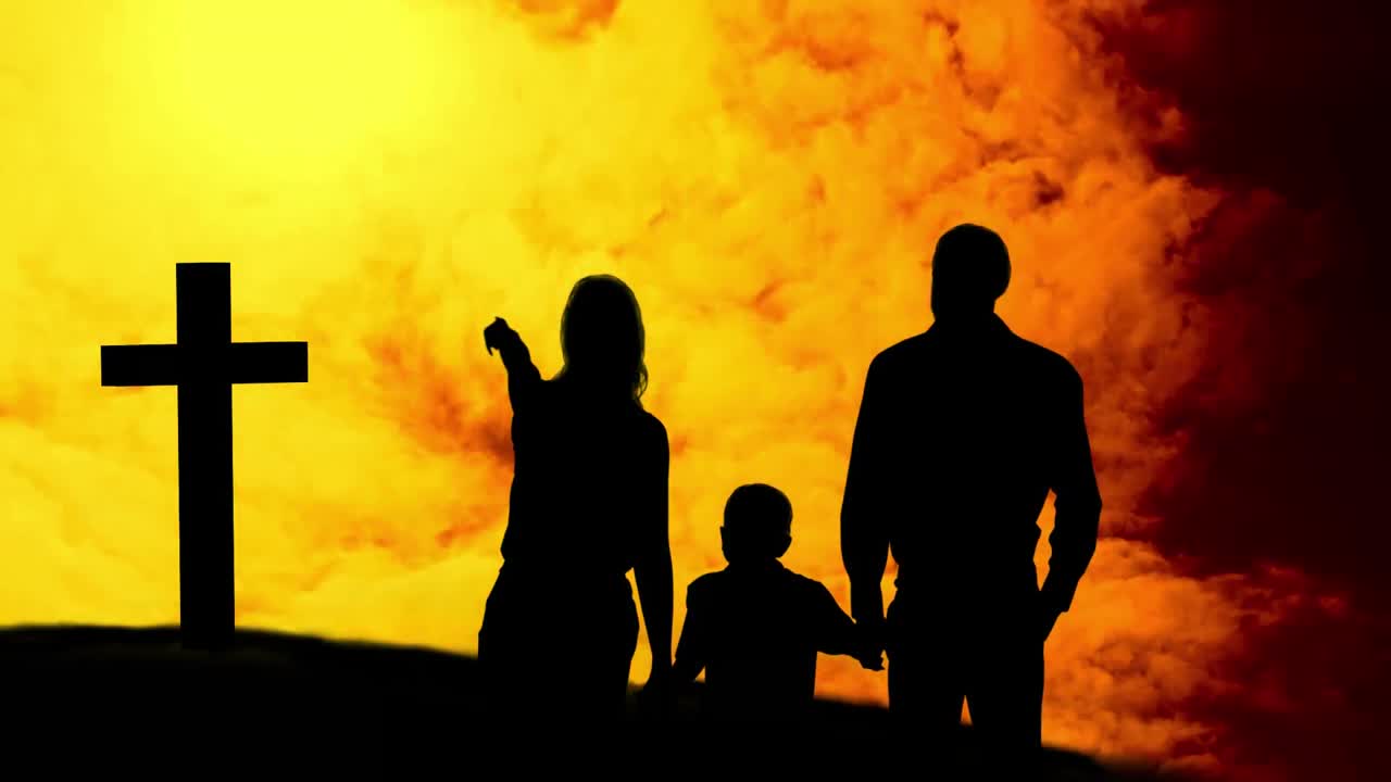 크리스천 크로스의 실루과 노란색 구름 위에 한 아이를 가진 가족의 애니메이션