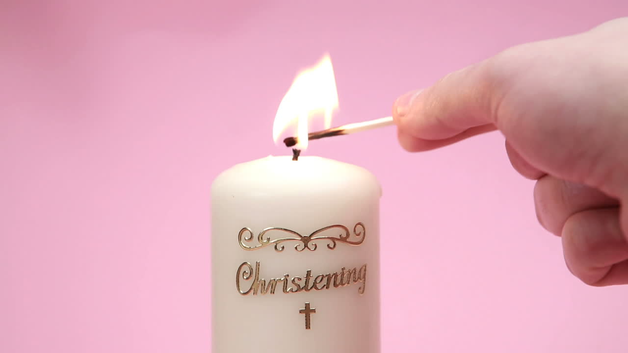 la vela de bautismo está encendida.