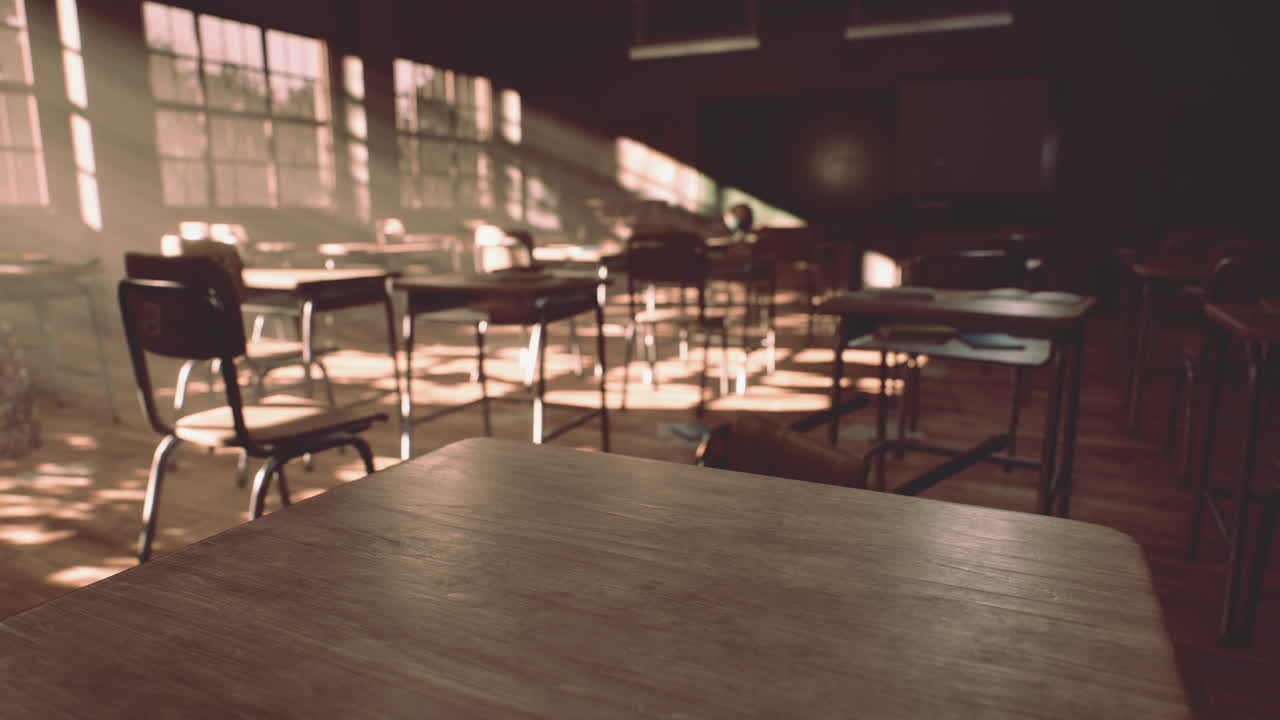 테이블과 작은 블랙보드와  ⁇ 은 벽을 가진 교실을 보십시오.