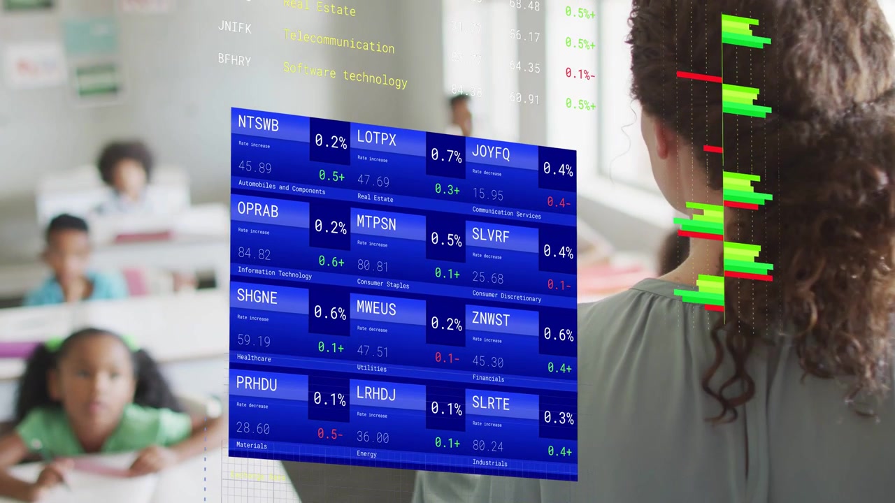 Insegnante che alza la mano con un tablet, pannelli finanziari che reagiscono ai gesti, mentre insegna alla classe.
