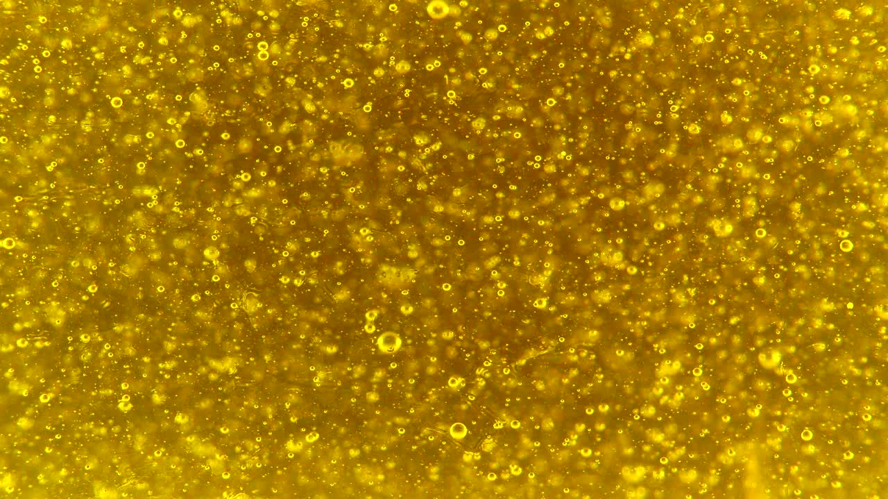 유리 배경 뒤에 있는 물 거품