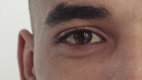 de cerca hombre hispano ojo mirando expresión feliz concepto de visión saludable