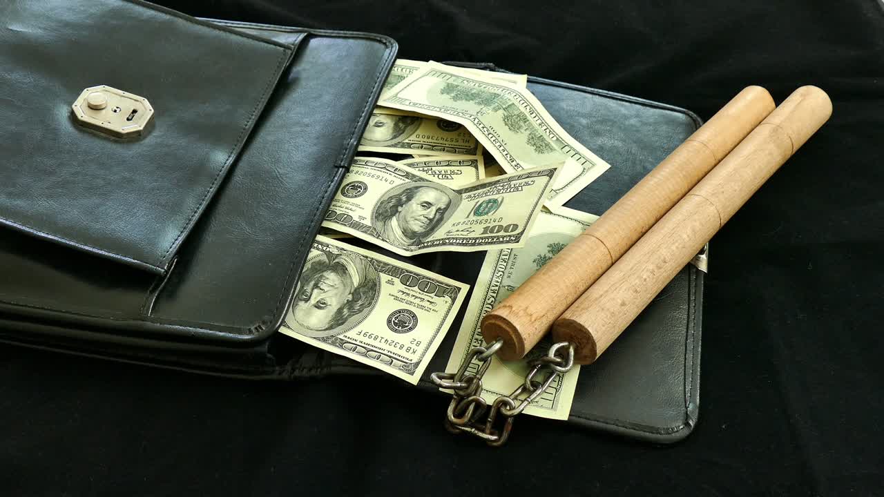 fare kung fu combattere con nunchaku per dollari americani, per combattere nel ring per il dollaro,