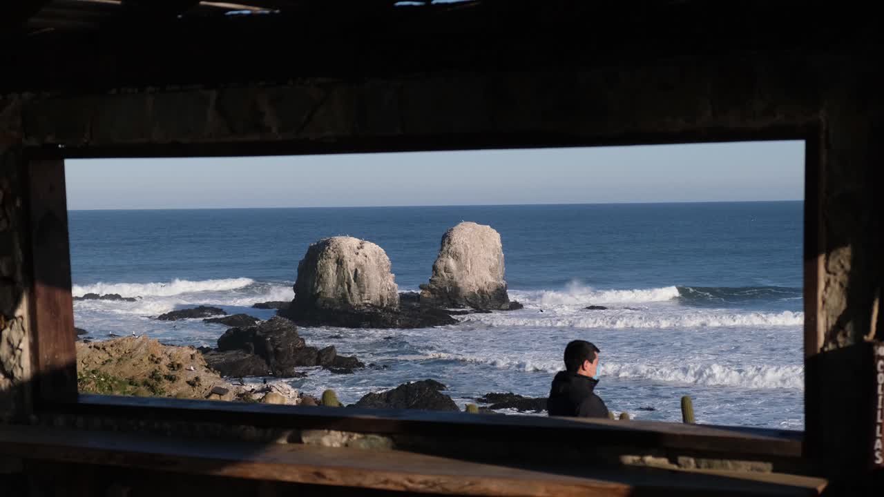 팬데 여행에서 얼굴 마스크를 착용한 남자가 칠레의 타 데 로보스 서핑 포인트 (punta de lobos surf point) 에서 새로운 정상적인 칠레에서 건강한 코로나 바이러스 무료 칠레 투스 (cactus pichilemu) 근처에서 여행하는 새로운 방법
