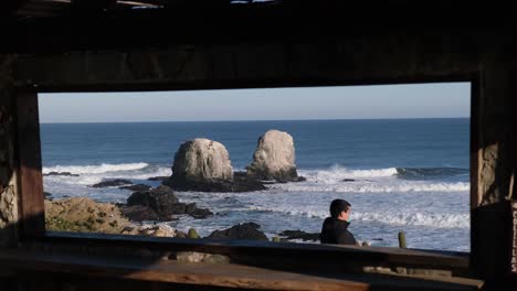 hombre caminando con máscara facial en viaje de pandemia nueva forma de viajar en punta de lobos punto de surf en chile con máscaras faciales en la nueva normalidad de chile saludable libre de covid cerca del cactus chileno pichilemu