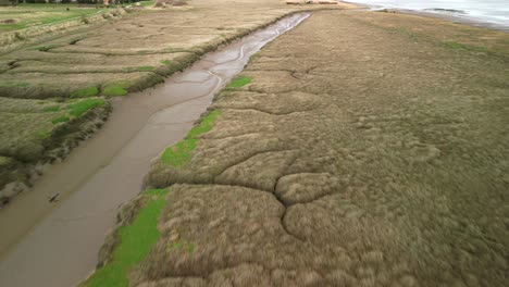 Tiefflug-über-Salzwiesen-Und-Flusszuflüsse-Im-Naturschutzgebiet-Fleetwood-Marshes