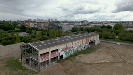 Außen-Eines-Alten-Verlassenen-Gebäudes-Mit-Stadt-Im-Hintergrund,-Stadterkundung-Oder-Urbex