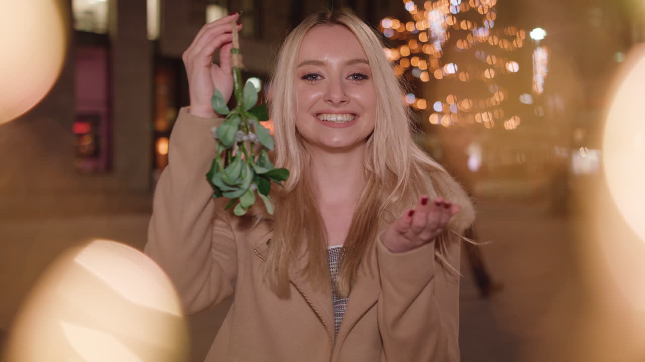 красивая молодая женщина держит мистик и целует тебя.