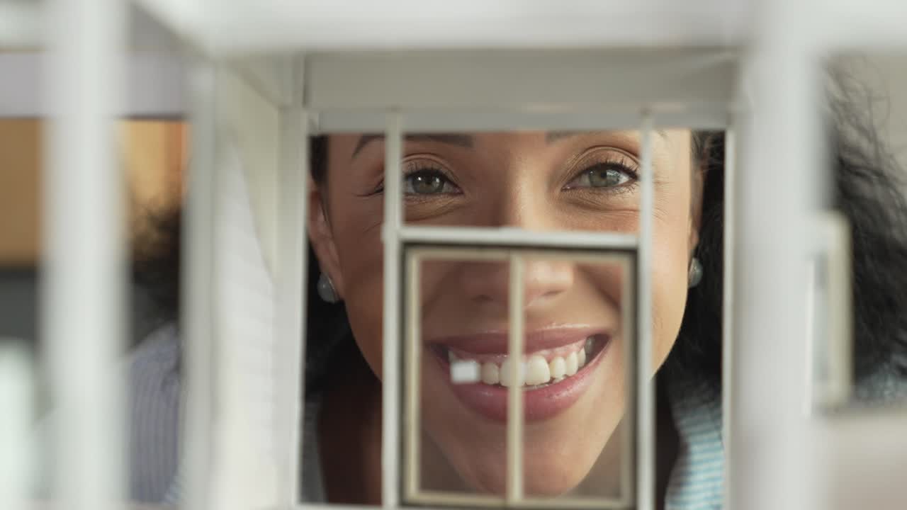 primer plano del joven arquitecto inspeccionando la construcción del modelo de casa. manipulador.