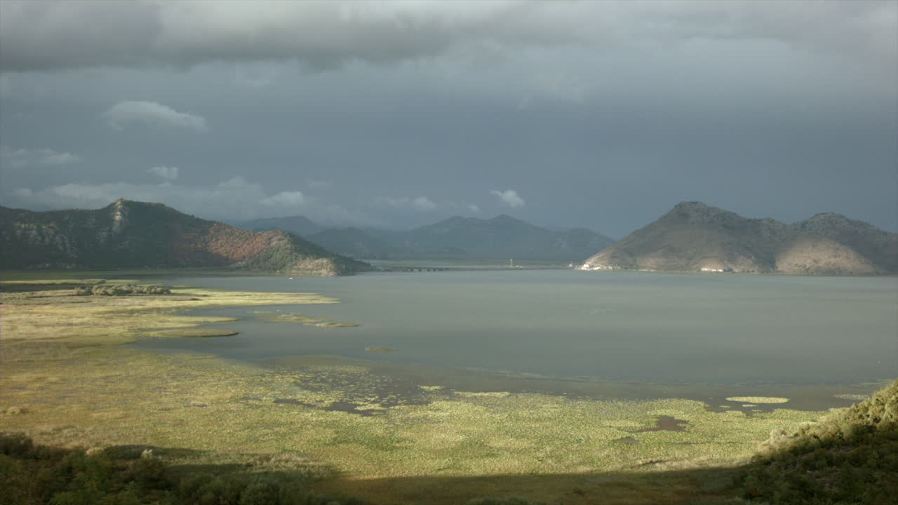 산과 구름이 있는 호수 풍경