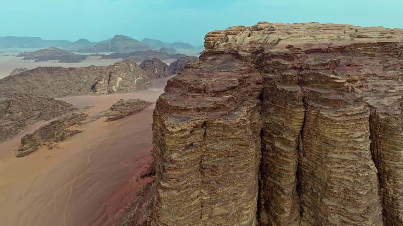 grandes macizos de roca similar en el área protegida de wadi rum, jordania, oriente medio
