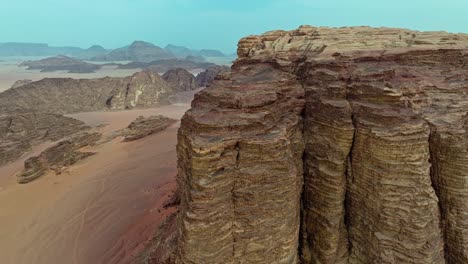 Grandes-Macizos-De-Roca-Similar-En-El-área-Protegida-De-Wadi-Rum,-Jordania,-Oriente-Medio