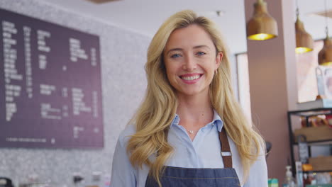 Retrato-De-Una-Mujer-Propietaria-O-Trabajadora-Sonriente-En-Una-Cafetería