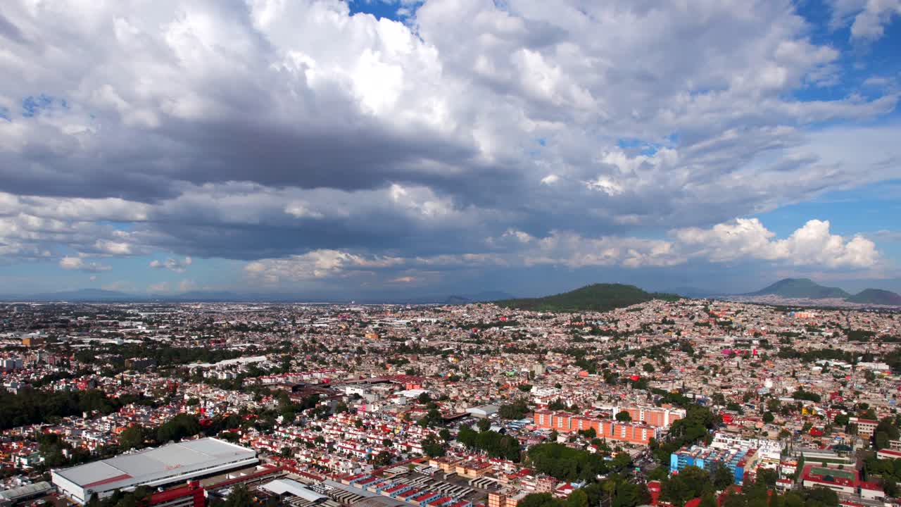 hiperlapso con trayectoria horizontal de una tarde nublada