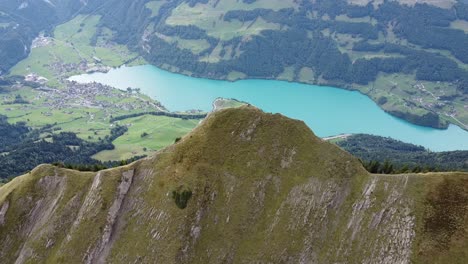 Montaña-Masiva-En-Suiza-Con-Un-Hermoso-Lago-En-El-Fondo