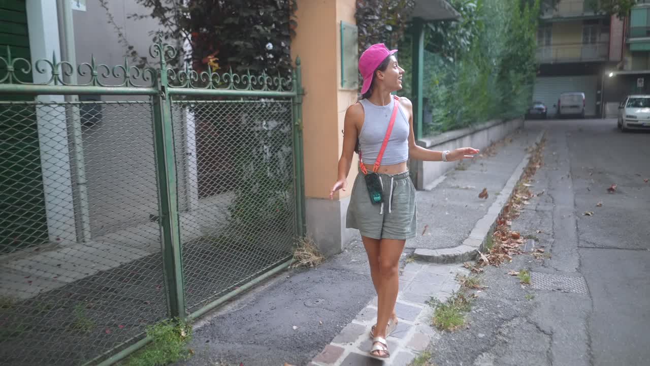 도시 거리에서 고 있는 젊은 여성