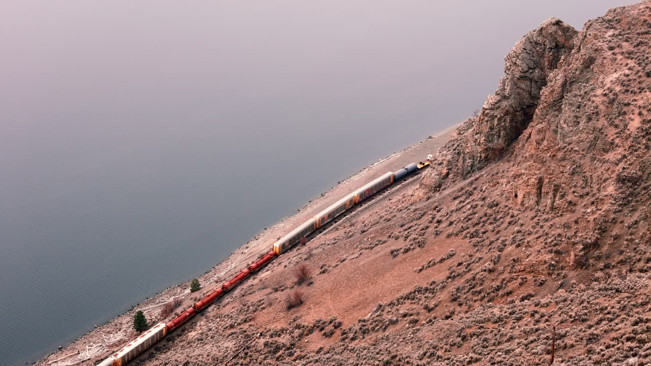 트래킹 트와이트: 루프스 호수 의 열차