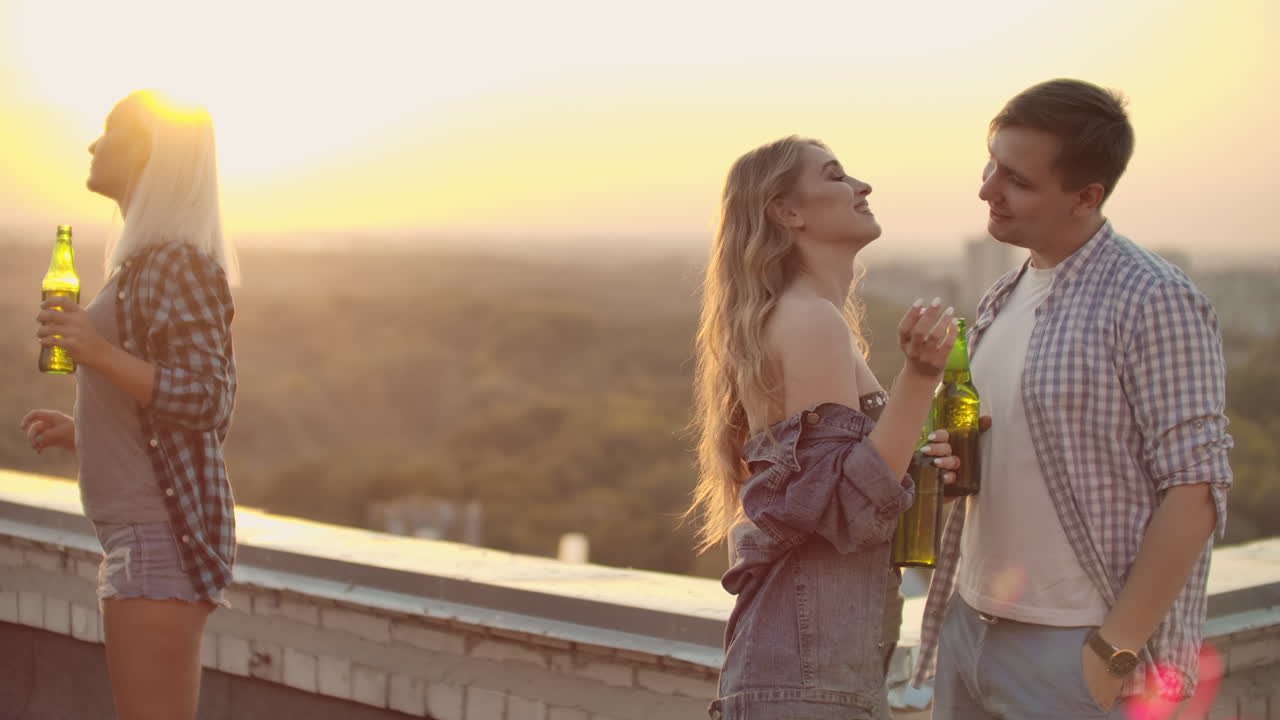 dos parejas enamoradas hablando con sus almas gemelas. disfrutan del tiempo juntos con cerveza en el techo.