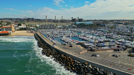 Vista-De-Drones-Del-Club-Náutico-King-Harbour-En-Redondo-Beach,-California,-EE.UU.