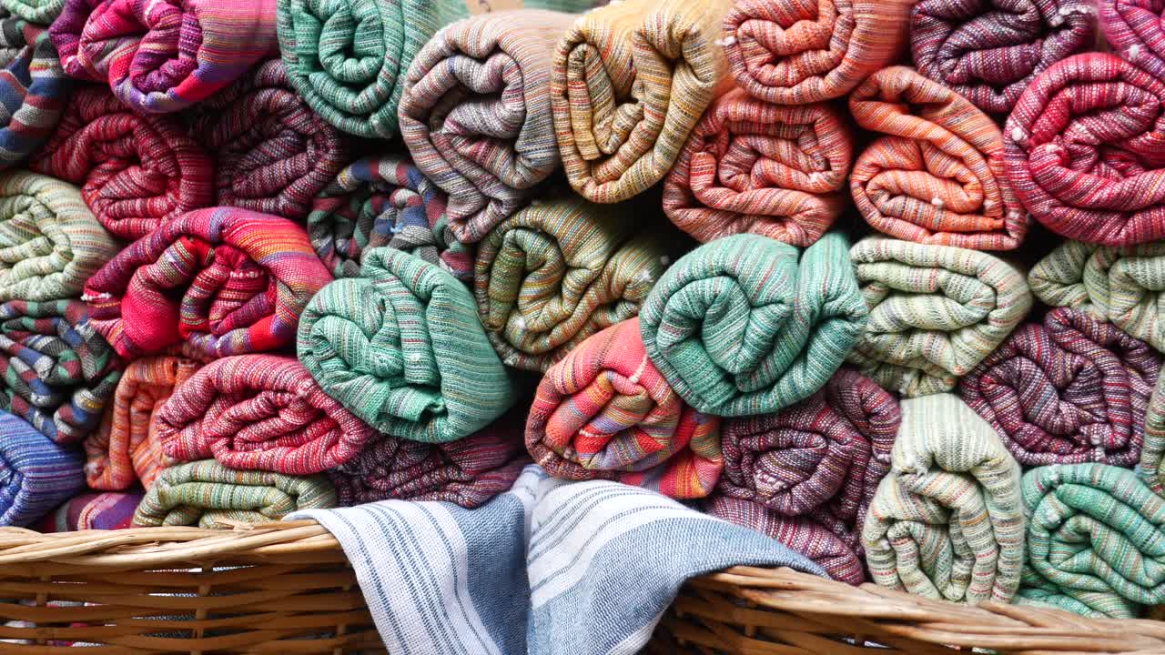 telas enrolladas de colores para la venta