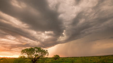 Dramático-Lapso-De-Tiempo-De-Nubes-Ondulantes-Sobre-El-Paisaje-De-Arizona-Durante-La-Temporada-Del-Monzón