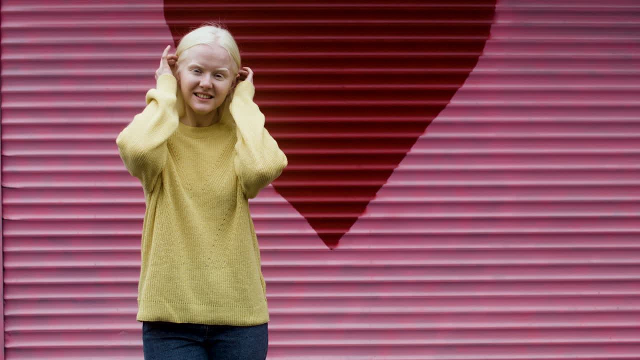 행복한 젊은 여성이 포즈를 취하고 있습니다.