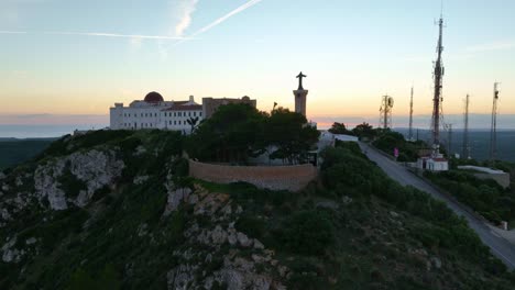 Schwenk-über-Dem-Berggipfel-Monte-Toro-Bei-Sonnenuntergang