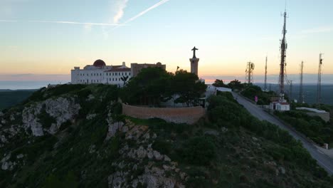 panorámica sobre el pico de la montaña monte toro al atardecer