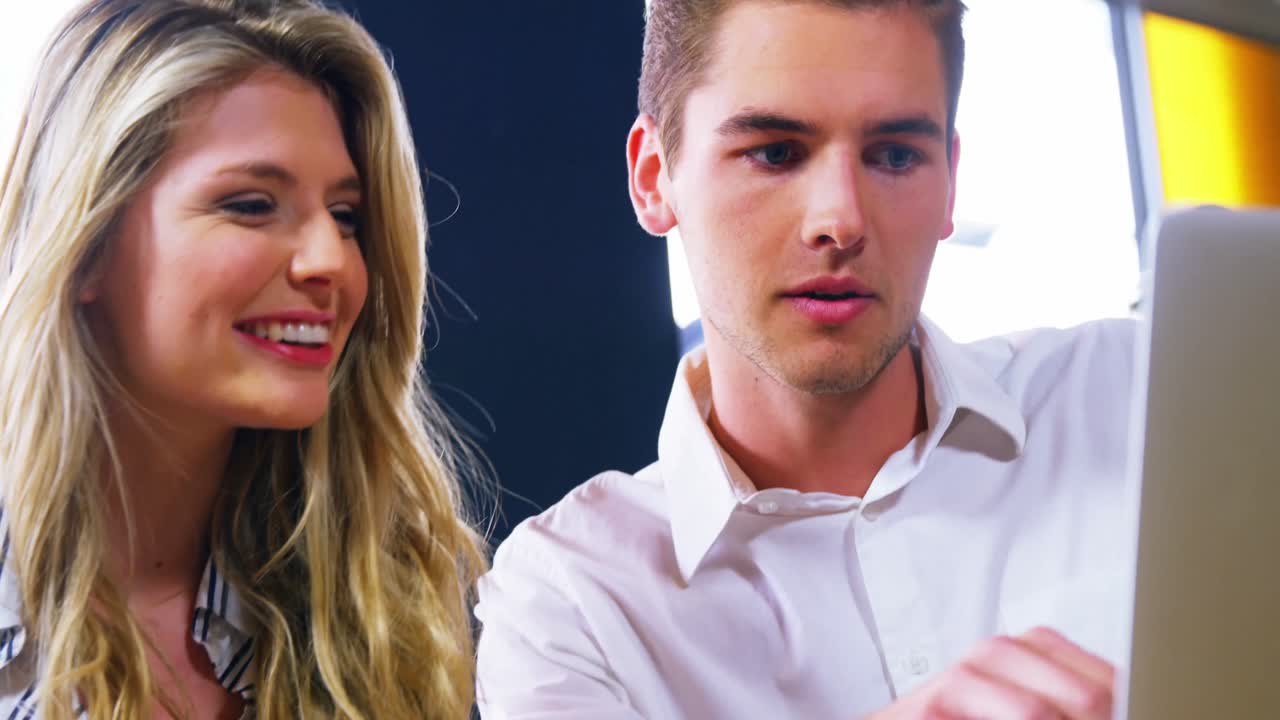 노트북을 사용하는 행복한 친구들