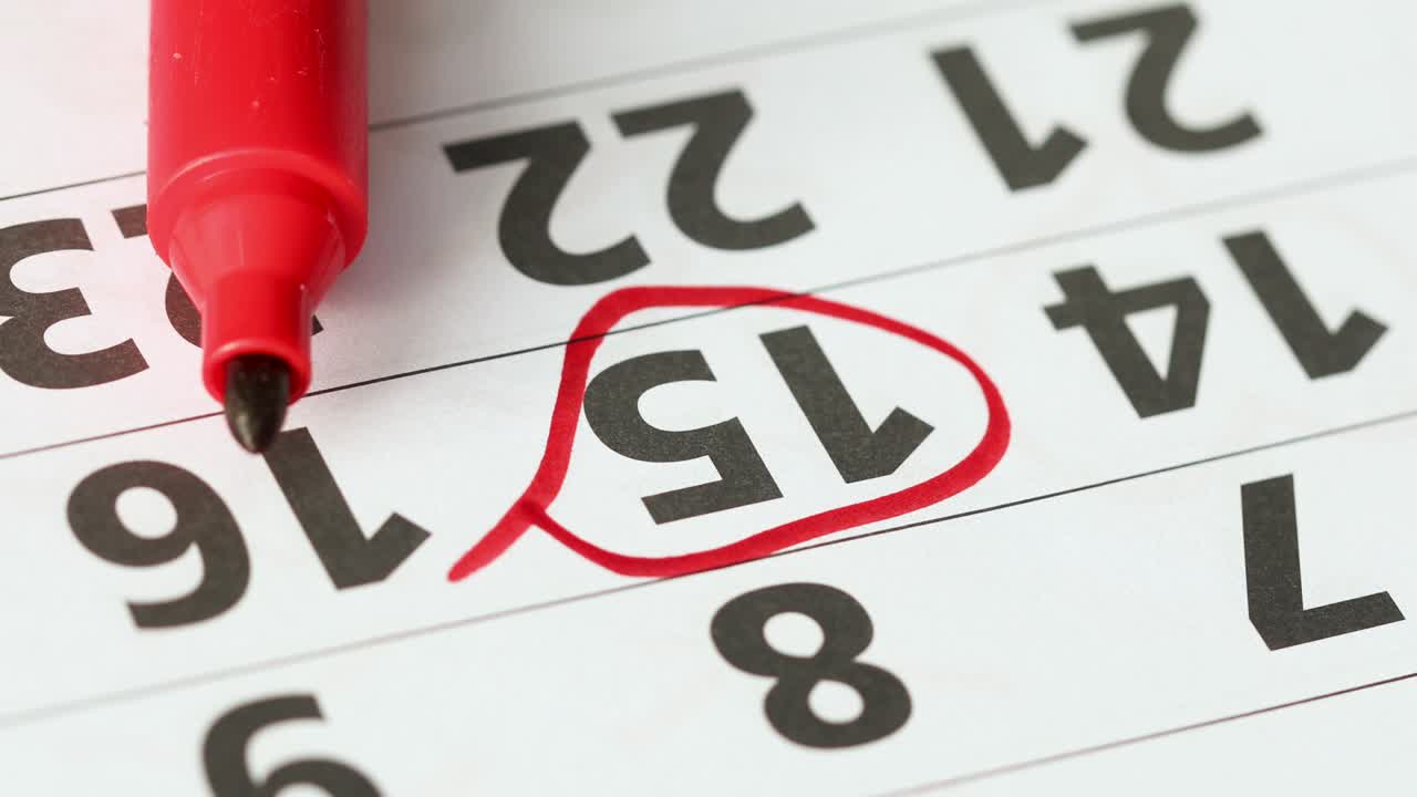 책상 위에 언급 된 연간 달력