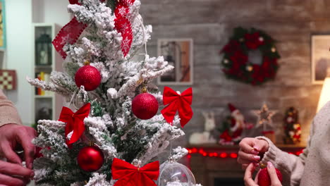 Una-Joven-Pareja-Caucásica-Decora-Su-árbol-De-Navidad.