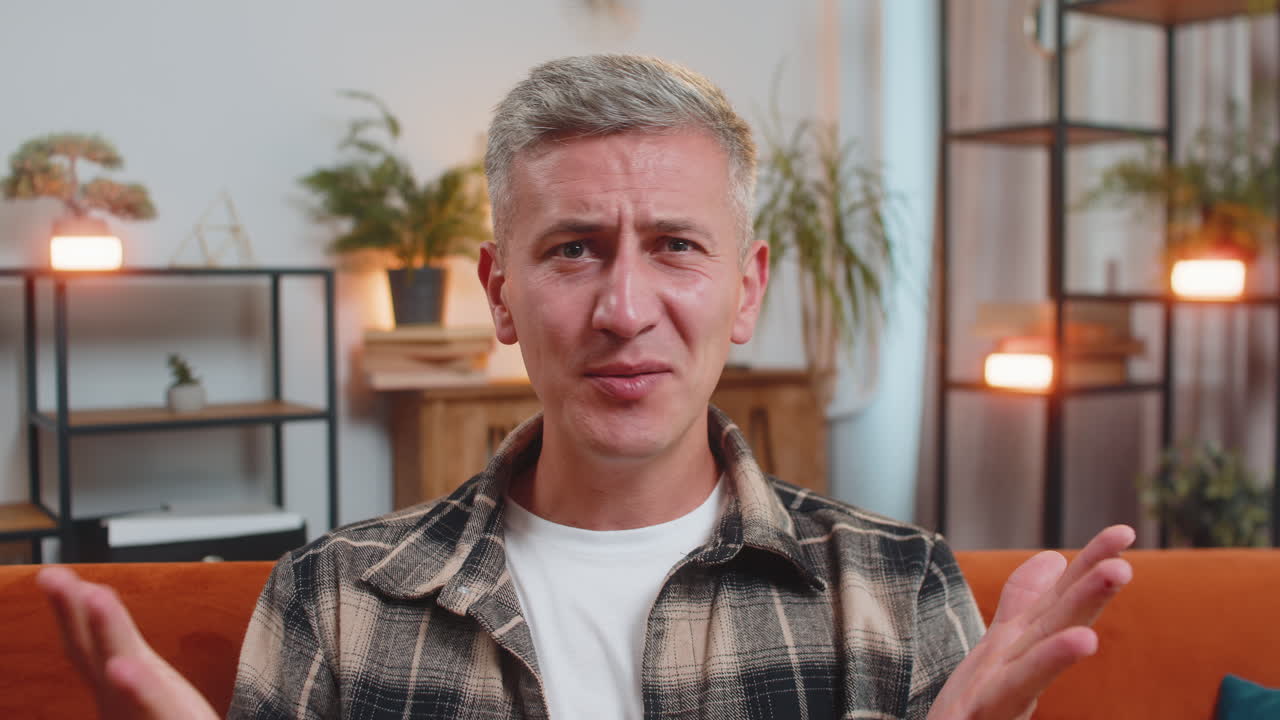 retrato de un joven caucásico molesto haciendo cara sintiéndose aburrido decepcionado con el resultado malas noticias