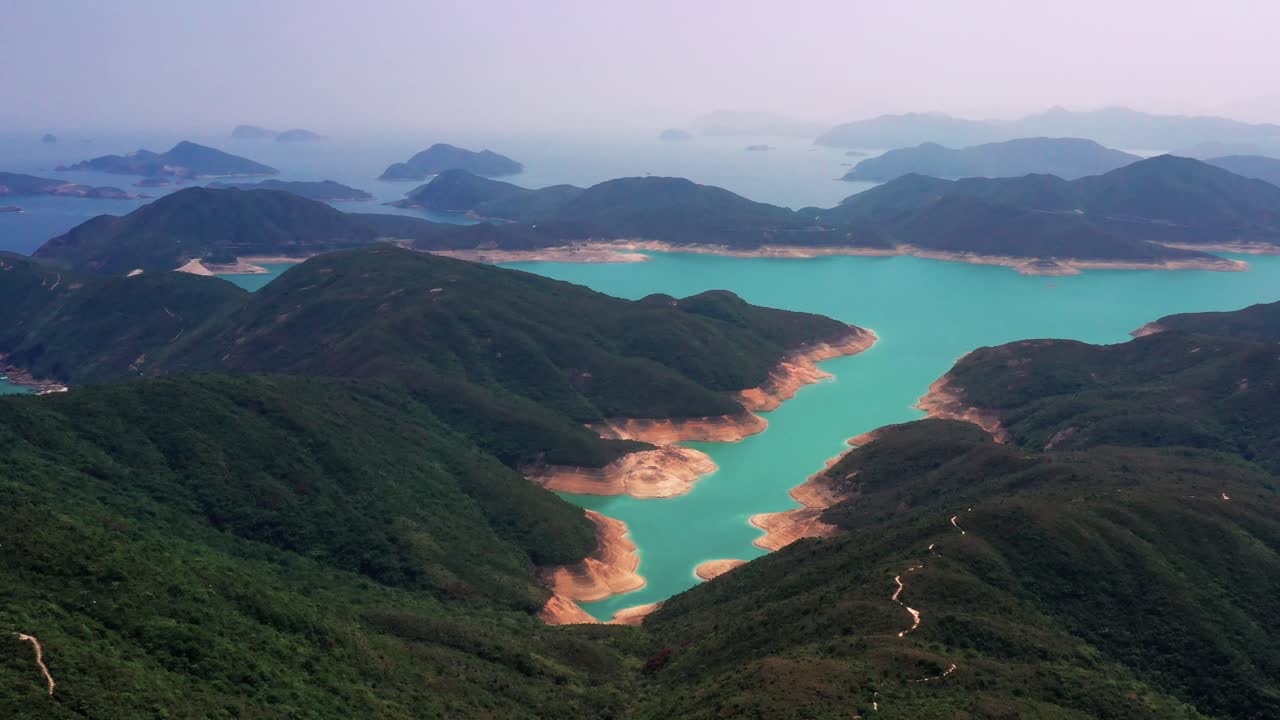 toma cinematográfica aérea de la presa este del embalse de la isla alta en el geoparque global de sai kung hong kong