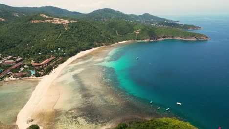 vista aerea della costa di koh phangan, con spiagge straordinarie, paesaggi verdeggianti e acque turchesi