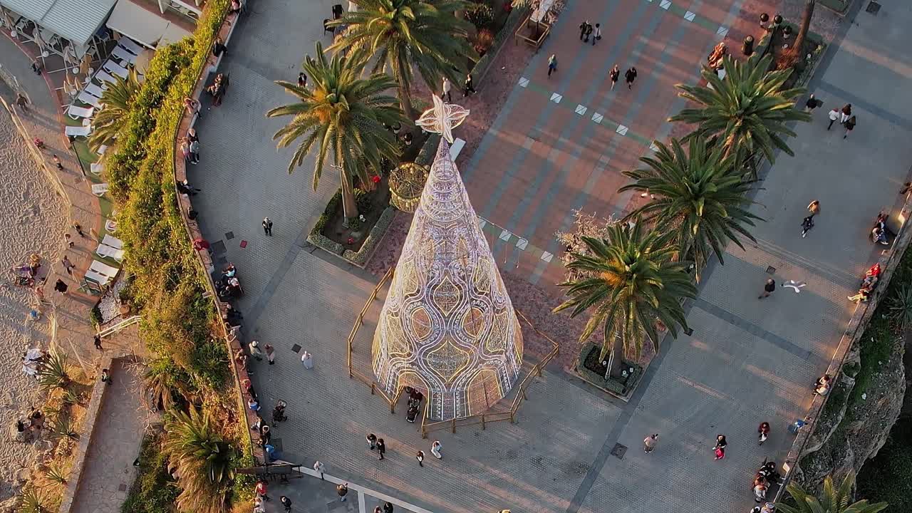 Veduta aerea dettagliata dei tetti della città di Nerja