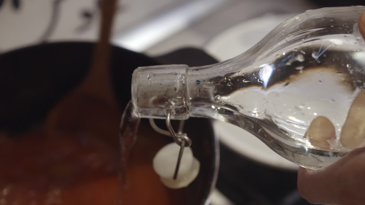 biriyan 매운 쌀과 함께 뜨거운 요리 냄비에 물을 추가