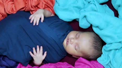 lindo bebé recién nacido durmiendo en una envoltura de bebé en un estilo único desde el ángulo superior