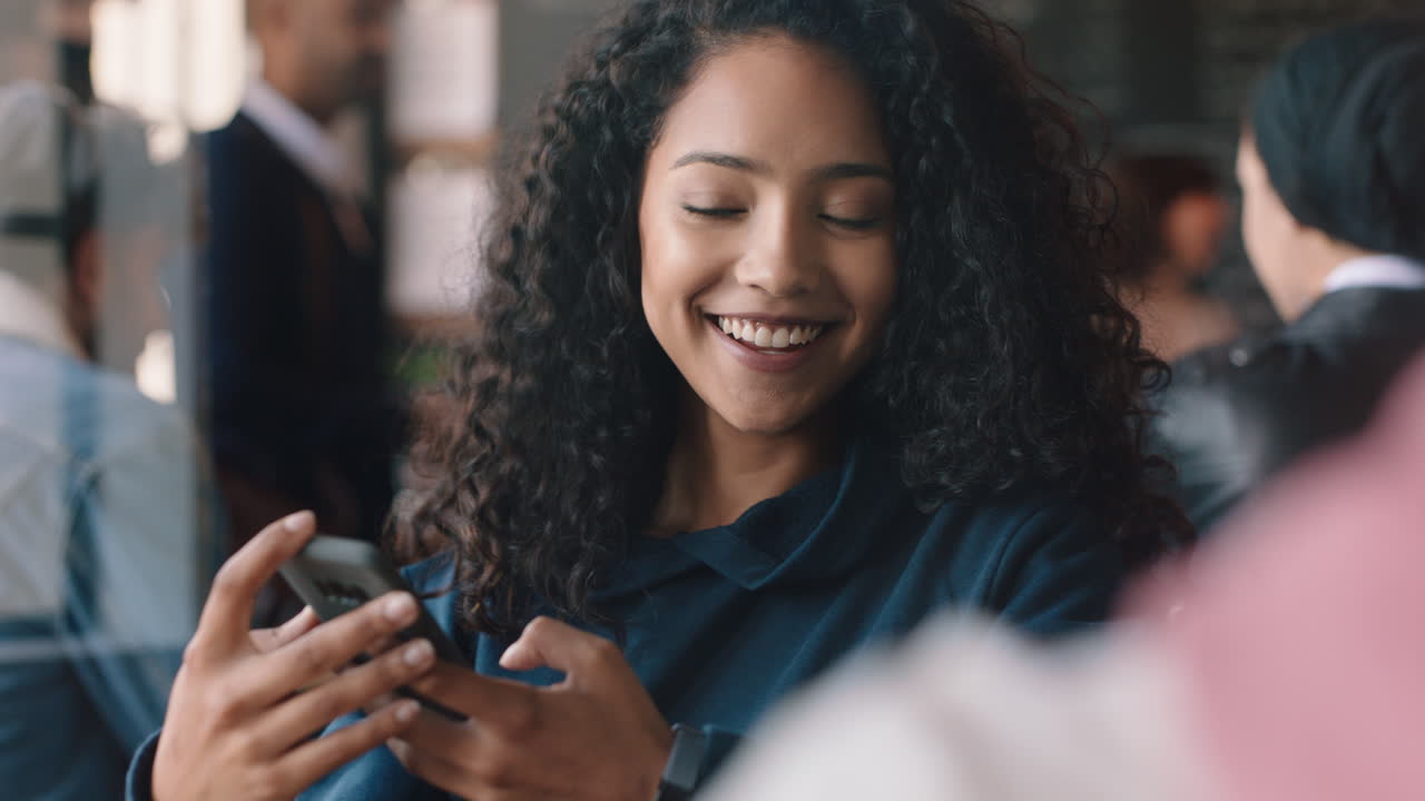 hermosa adolescente usando un teléfono inteligente hablando con una amiga en un café socializando disfrutando de la conversación pasando el rato en una cafetería ocupada
