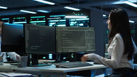 ingeniero de red de centro de datos que gestiona la infraestructura
