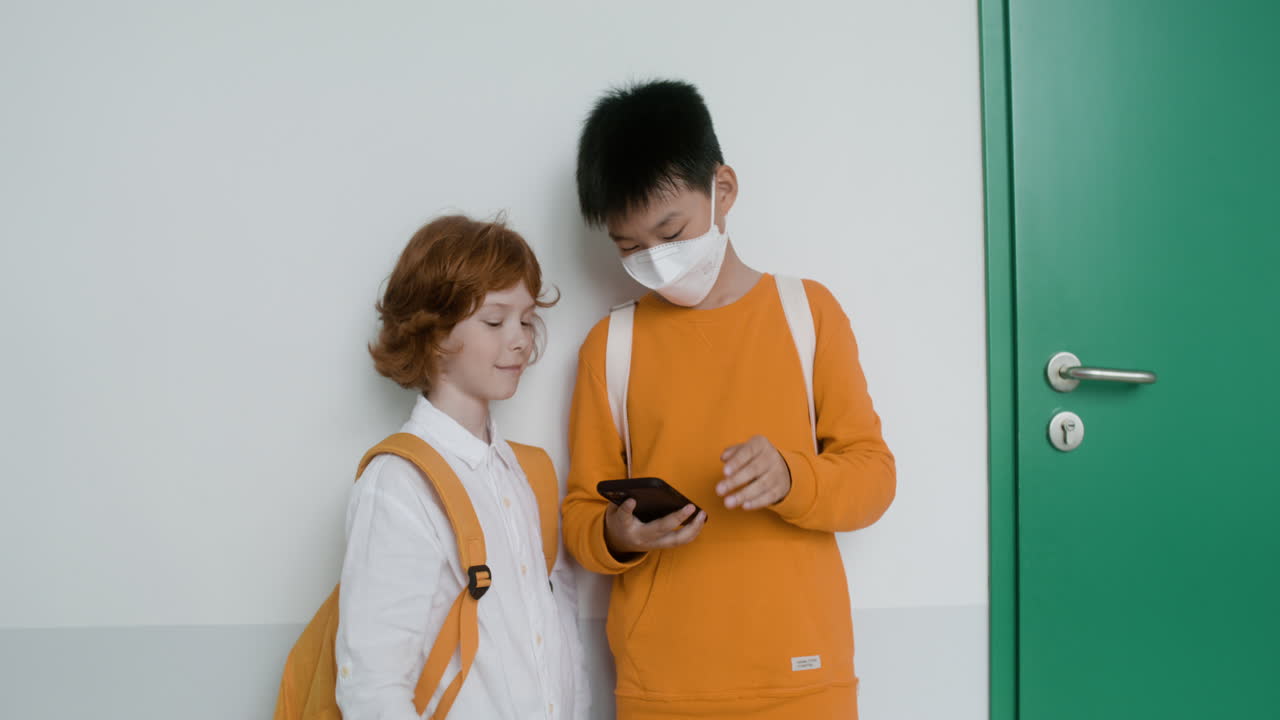 학교 복도에 있는 학생들.