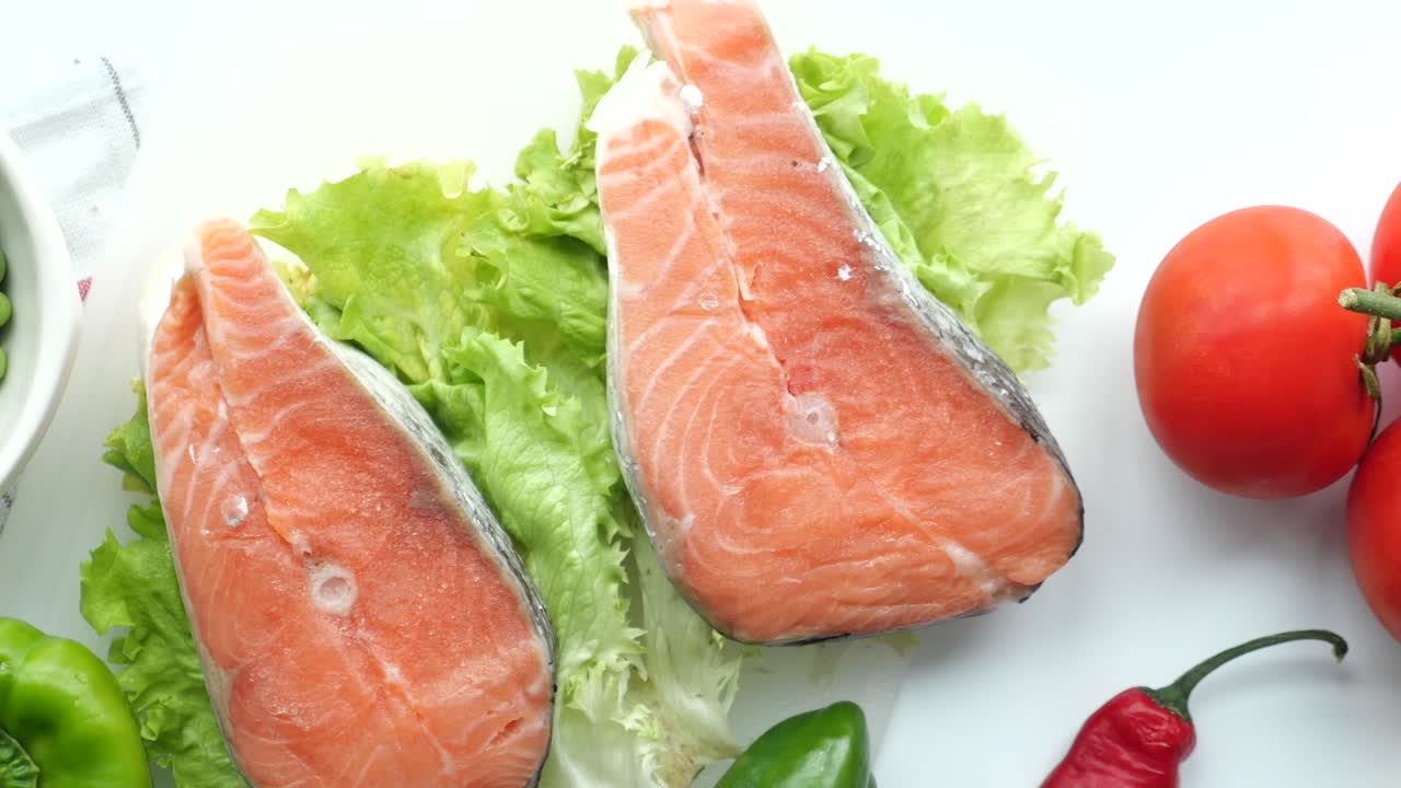 salmón crudo con verduras